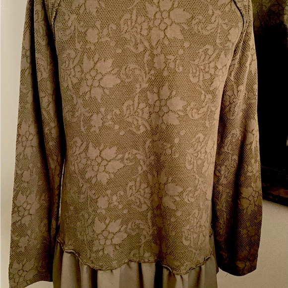 TOP PATTERN SWEATSHIRT FABRIC RUFFLE AVOCADO GREEN.  SIZE S//M - Picture 3 of 6